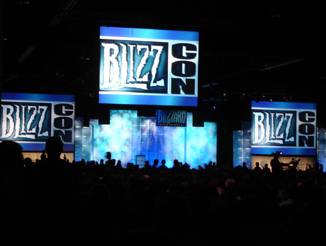 Escenario y público de la ceremonia de apertura de la BlizzCon 2007