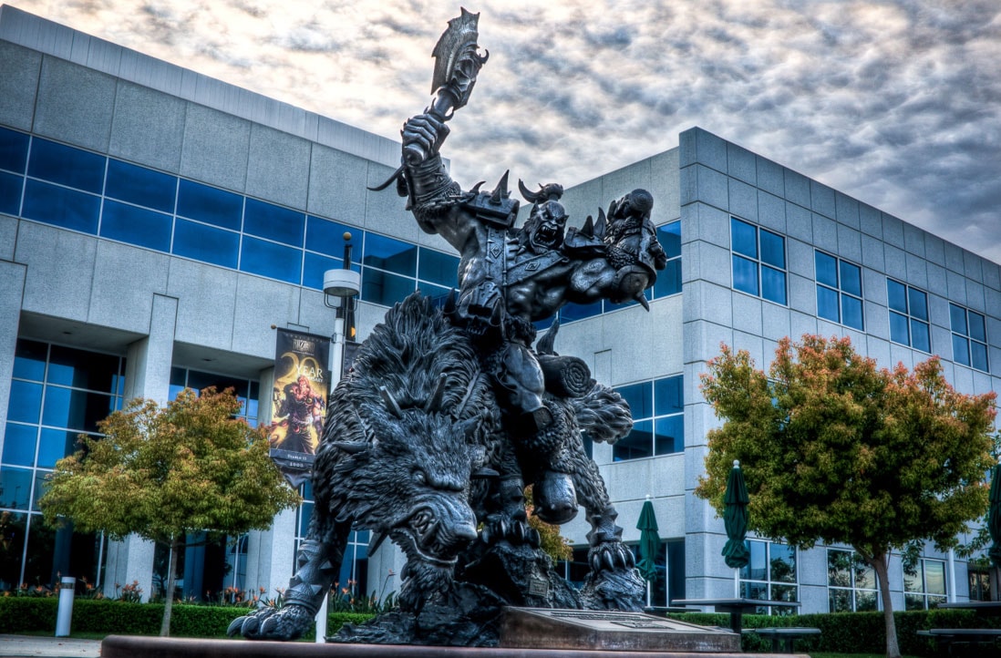 Estatua del orco montado en un lobo en el campus de Blizzard en Irvine